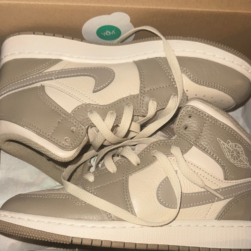 Jordan Kids Sneakers in Beige and Cream